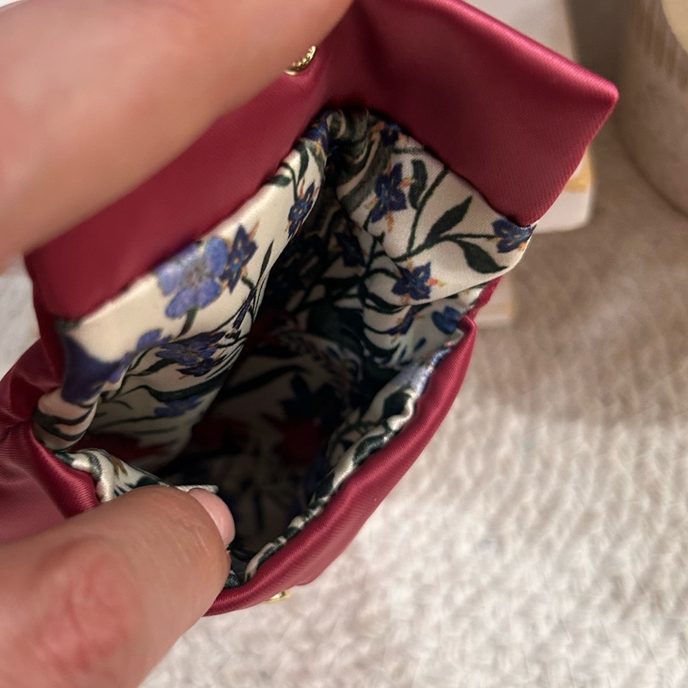 Gucci Beauty | NEW & Sealed Gold Mirror with Floral Pink Pouch ⭐️ - Picture 8 of 11